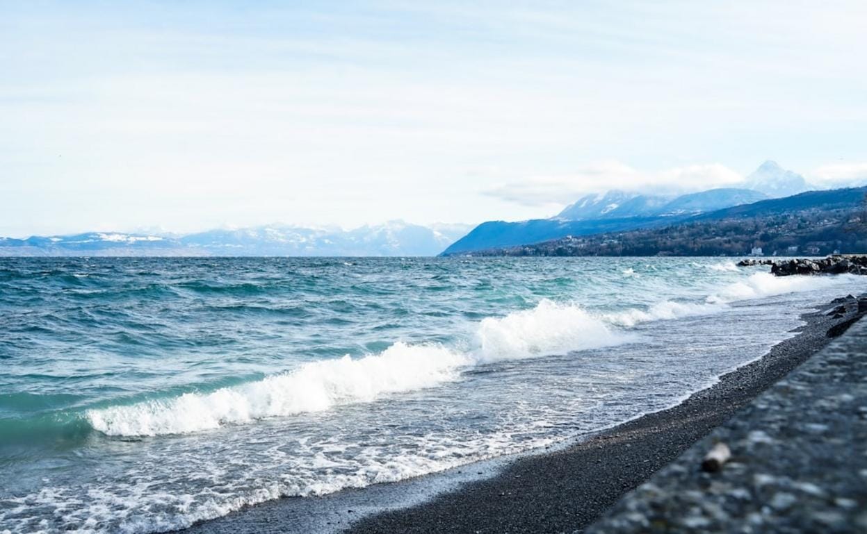 A panoramic view of Antalya's turquoise waters with surrounding mountains and lush greenery
